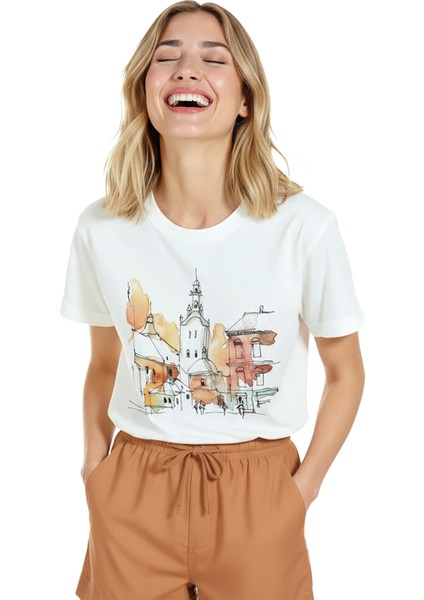 Kadın Beyaz Relaxed Fit %100 Pamuk Tişört – Suluboya Sokak ve Kule Baskılı indirimleri