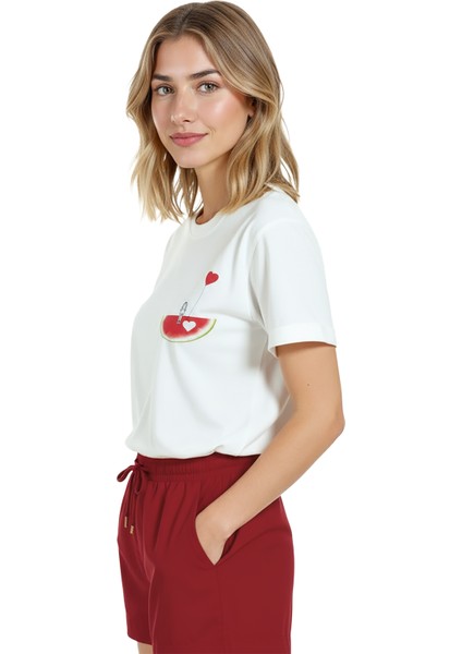 Kadın Beyaz Relaxed Fit %100 Pamuk Tişört – Karpuz Dilimi ve Kalp Balonlu Baskılı fiyatları