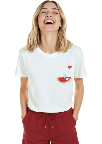 Kadın Beyaz Relaxed Fit %100 Pamuk Tişört – Karpuz Dilimi ve Kalp Balonlu Baskılı indirimleri