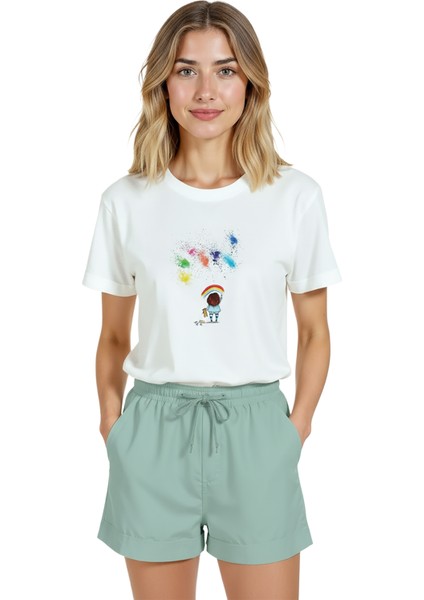 Kadın Beyaz Relaxed Fit %100 Pamuk Tişört – Gökkuşağı Minyatür Baskılı