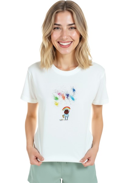 Kadın Beyaz Relaxed Fit %100 Pamuk Tişört – Gökkuşağı Minyatür Baskılı modelleri