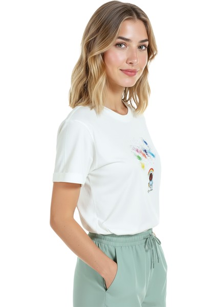 Kadın Beyaz Relaxed Fit %100 Pamuk Tişört – Gökkuşağı Minyatür Baskılı fırsatları