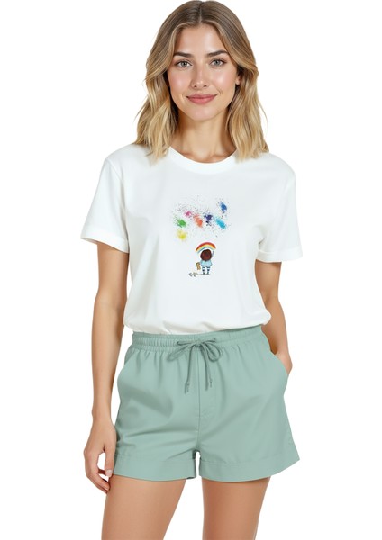 Kadın Beyaz Relaxed Fit %100 Pamuk Tişört – Gökkuşağı Minyatür Baskılı indirimleri