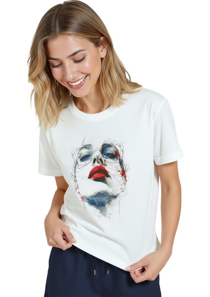 Kadın Beyaz Relaxed Fit %100 Pamuk Tişört – Çizgisel Portre & Kırmızı Ruj Baskılı fırsatları