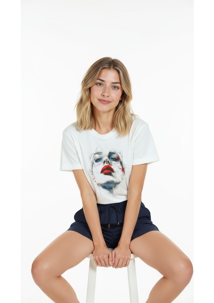 Kadın Beyaz Relaxed Fit %100 Pamuk Tişört – Çizgisel Portre & Kırmızı Ruj Baskılı indirimleri