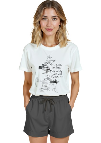 Kadın Beyaz Relaxed Fit %100 Pamuk Tişört – Çizgisel Doodle & Tipografi Baskılı