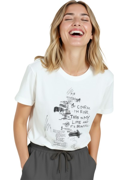 Kadın Beyaz Relaxed Fit %100 Pamuk Tişört – Çizgisel Doodle & Tipografi Baskılı fırsatları