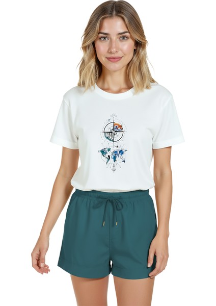 Kadın Beyaz Relaxed Fit %100 Pamuk Tişört – Suluboya Dünya Haritası & Pusula Baskılı