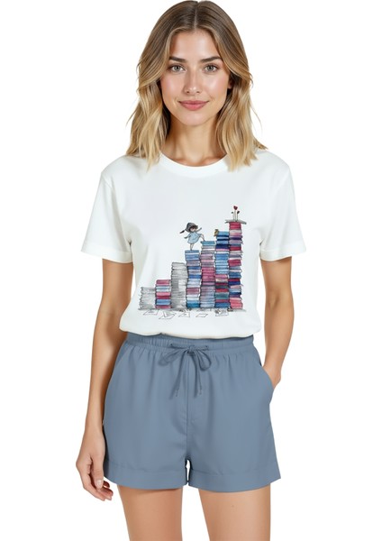 Kadın Beyaz Relaxed Fit %100 Pamuk Tişört – Suluboya Kitap Tepeleri & Kız Illüstrasyonlu