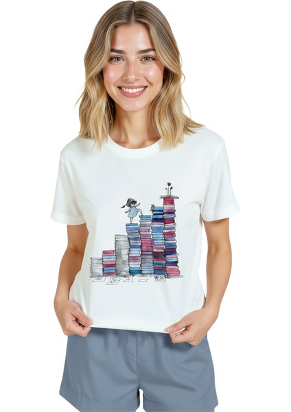 Kadın Beyaz Relaxed Fit %100 Pamuk Tişört – Suluboya Kitap Tepeleri & Kız Illüstrasyonlu modelleri