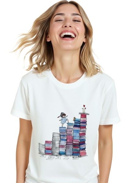 Kadın Beyaz Relaxed Fit %100 Pamuk Tişört – Suluboya Kitap Tepeleri & Kız Illüstrasyonlu indirimleri