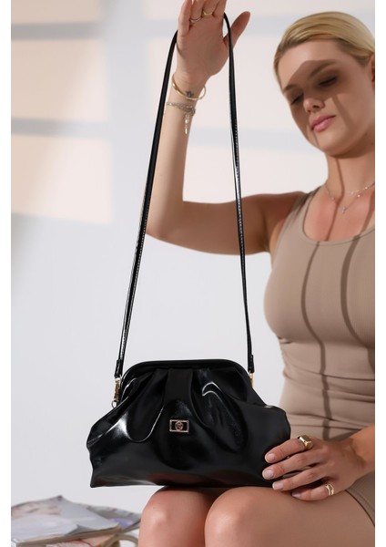 Kadın Rugan Clutch Portföy Günlük ve Abiye Büzgü Detaylı Askılı El ve Omuz Çanta