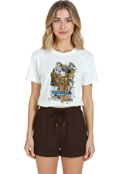 Kadın Beyaz Relaxed Fit %100 Pamuk Tişört – Köşe Bina Suluboya Baskılı