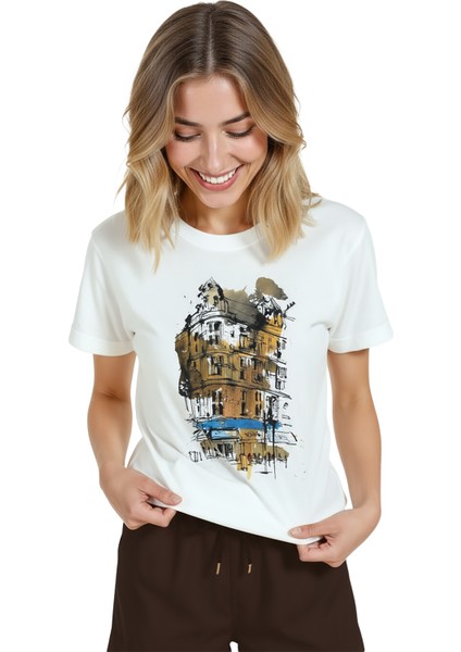 Kadın Beyaz Relaxed Fit %100 Pamuk Tişört – Köşe Bina Suluboya Baskılı modelleri