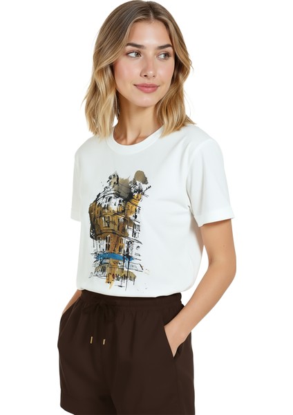 Kadın Beyaz Relaxed Fit %100 Pamuk Tişört – Köşe Bina Suluboya Baskılı fırsatları
