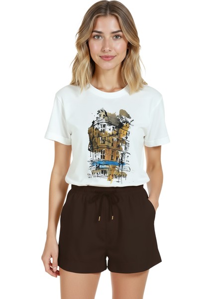 Kadın Beyaz Relaxed Fit %100 Pamuk Tişört – Köşe Bina Suluboya Baskılı indirimleri