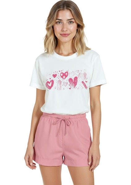 Kadın Beyaz Relaxed Fit %100 Pamuk Tişört – Pembe Doodle Kalp Sıralı Baskılı