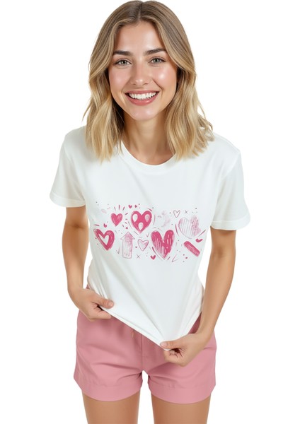 Kadın Beyaz Relaxed Fit %100 Pamuk Tişört – Pembe Doodle Kalp Sıralı Baskılı modelleri