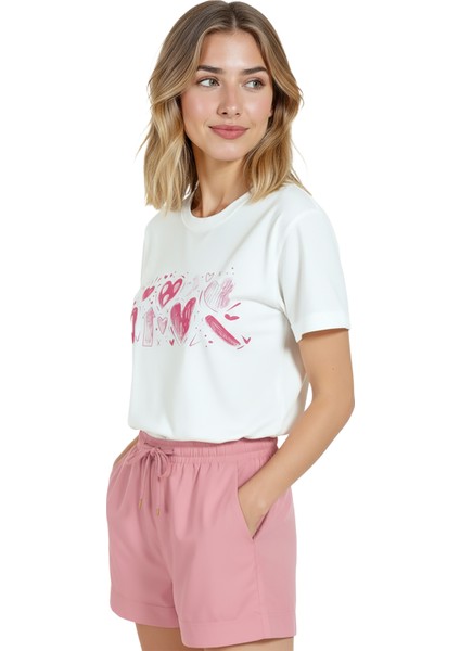 Kadın Beyaz Relaxed Fit %100 Pamuk Tişört – Pembe Doodle Kalp Sıralı Baskılı fırsatları