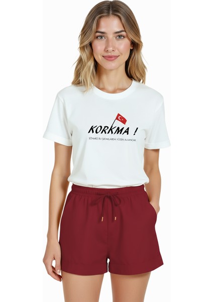 Kadın Beyaz Relaxed Fit %100 Pamuk Tişört – Korkma! Türk Bayrağı Baskılı