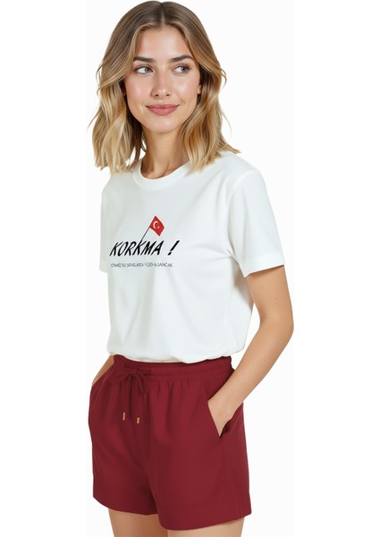 Kadın Beyaz Relaxed Fit %100 Pamuk Tişört – Korkma! Türk Bayrağı Baskılı fırsatları