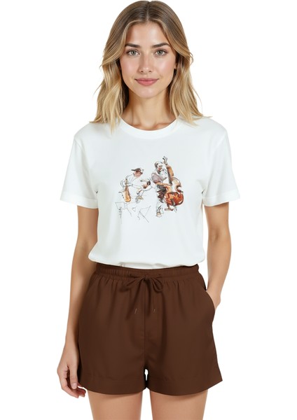 Kadın Beyaz Relaxed Fit %100 Pamuk Tişört – Suluboya Sokak Müzisyeni & Davulcu Baskılı