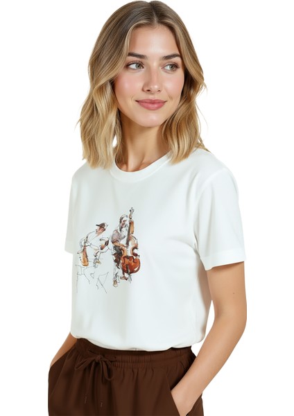 Kadın Beyaz Relaxed Fit %100 Pamuk Tişört – Suluboya Sokak Müzisyeni & Davulcu Baskılı fırsatları