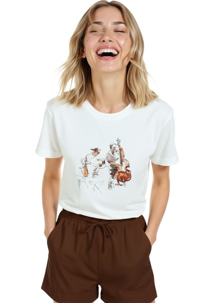 Kadın Beyaz Relaxed Fit %100 Pamuk Tişört – Suluboya Sokak Müzisyeni & Davulcu Baskılı indirimleri