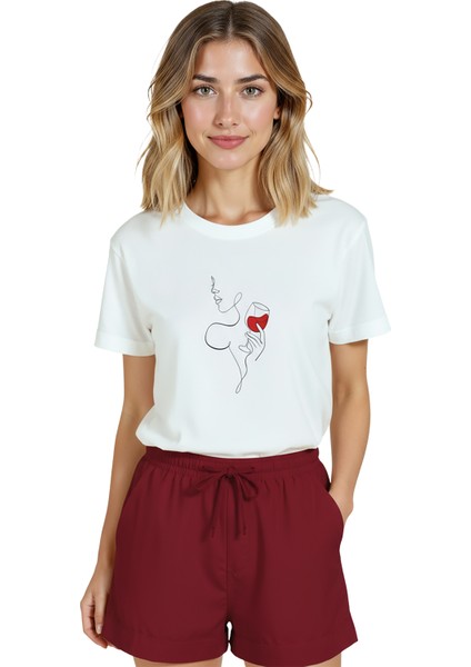 Kadın Beyaz Relaxed Fit %100 Pamuk Tişört – Tek Çizgi Elinde Şarap Kadehi Baskılı