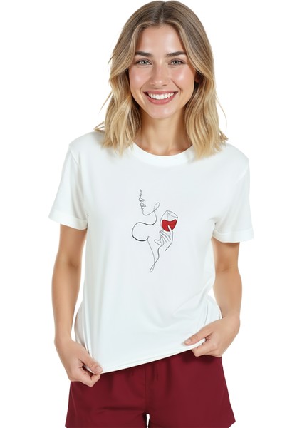 Kadın Beyaz Relaxed Fit %100 Pamuk Tişört – Tek Çizgi Elinde Şarap Kadehi Baskılı modelleri