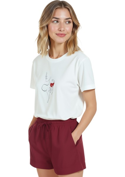 Kadın Beyaz Relaxed Fit %100 Pamuk Tişört – Tek Çizgi Elinde Şarap Kadehi Baskılı fırsatları