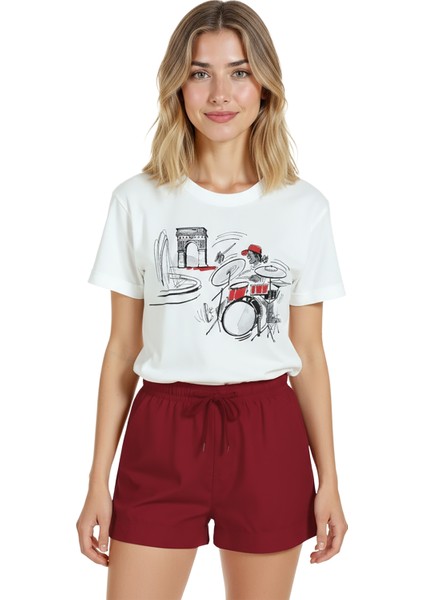 Kadın Beyaz Relaxed Fit %100 Pamuk Tişört – Çizgisel Davulcu & Şehir Manzarası Baskılı