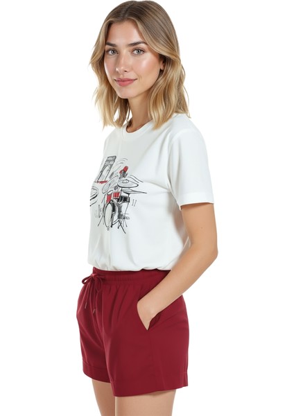 Kadın Beyaz Relaxed Fit %100 Pamuk Tişört – Çizgisel Davulcu & Şehir Manzarası Baskılı fiyatları