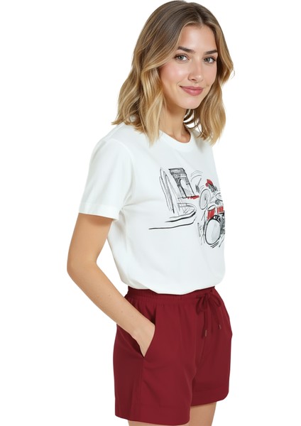 Kadın Beyaz Relaxed Fit %100 Pamuk Tişört – Çizgisel Davulcu & Şehir Manzarası Baskılı modelleri