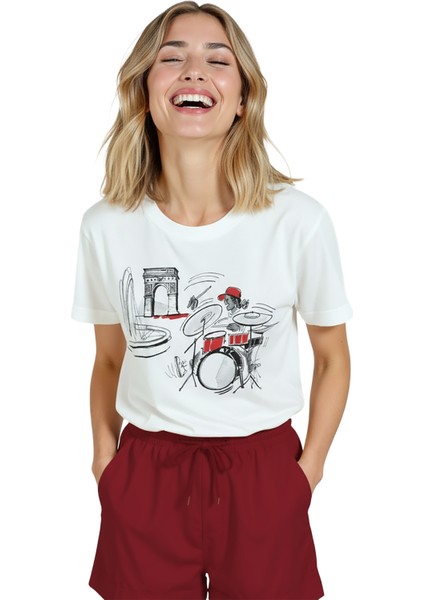 Kadın Beyaz Relaxed Fit %100 Pamuk Tişört – Çizgisel Davulcu & Şehir Manzarası Baskılı fırsatları