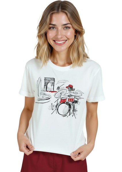 Kadın Beyaz Relaxed Fit %100 Pamuk Tişört – Çizgisel Davulcu & Şehir Manzarası Baskılı indirimleri