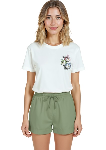 Kadın Beyaz Relaxed Fit %100 Pamuk Tişört – Çizgisel Kuş Ailesi & Sağ Göğüs Baskılı