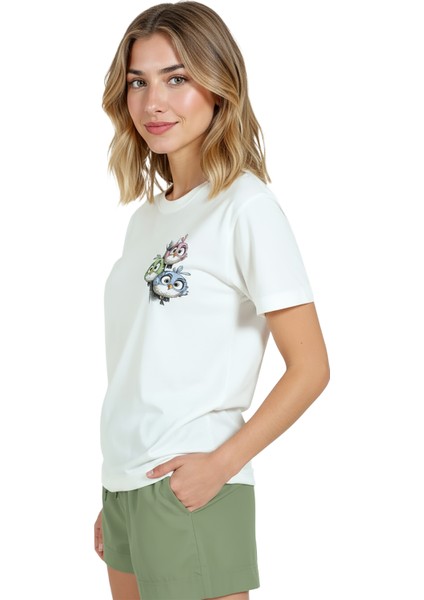 Kadın Beyaz Relaxed Fit %100 Pamuk Tişört – Çizgisel Kuş Ailesi & Sağ Göğüs Baskılı fiyatları