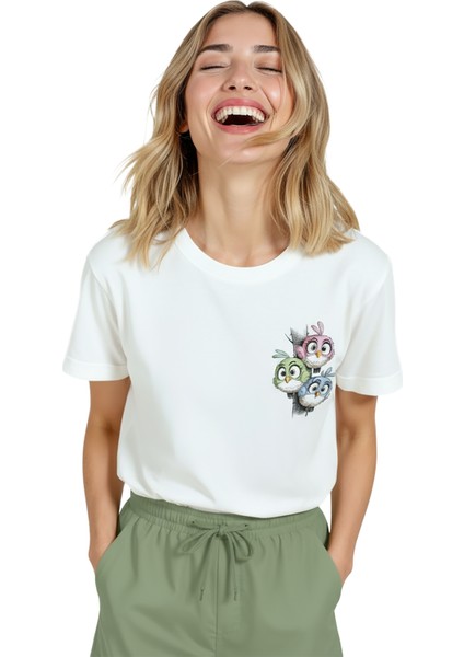 Kadın Beyaz Relaxed Fit %100 Pamuk Tişört – Çizgisel Kuş Ailesi & Sağ Göğüs Baskılı modelleri