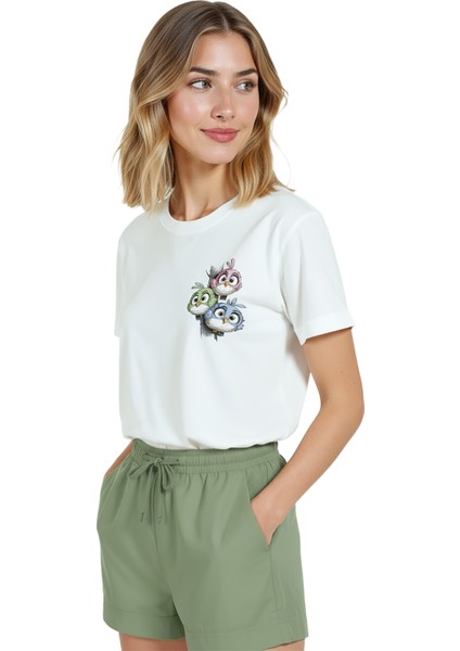 Kadın Beyaz Relaxed Fit %100 Pamuk Tişört – Çizgisel Kuş Ailesi & Sağ Göğüs Baskılı fırsatları