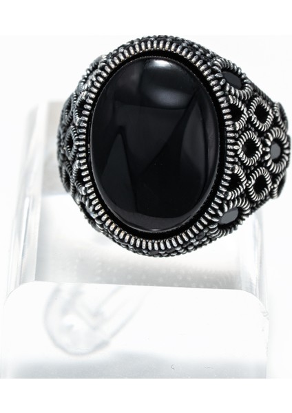 Siyah Oniks Taşlı 925 Ayar Gümüş Erkek Yüzük – Ihtişam, Güç ve Zarafetin Simgesi