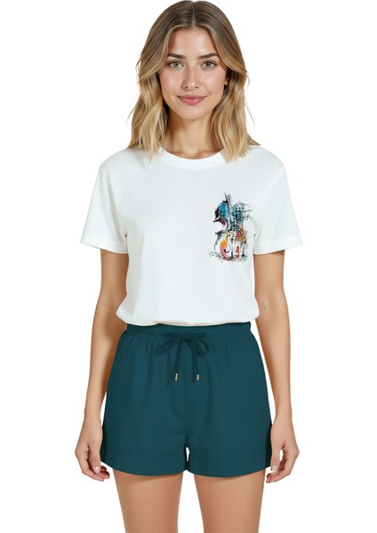 Kadın Beyaz Relaxed Fit %100 Pamuk Tişört – Keman & Şehir Silueti Baskılı