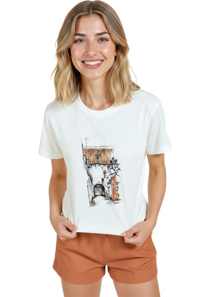 Kadın Beyaz Relaxed Fit %100 Pamuk Tişört – Eski Sokak Evleri Baskılı modelleri