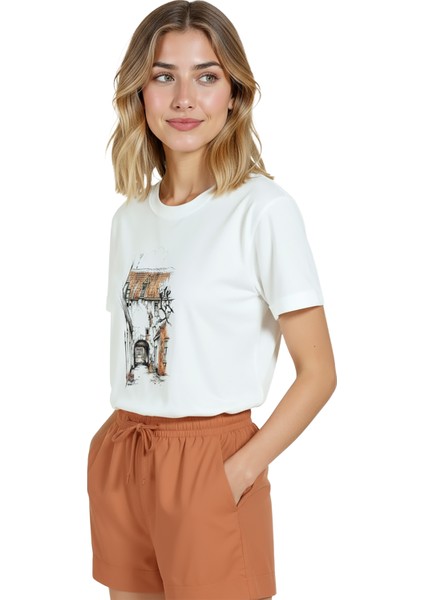 Kadın Beyaz Relaxed Fit %100 Pamuk Tişört – Eski Sokak Evleri Baskılı fırsatları