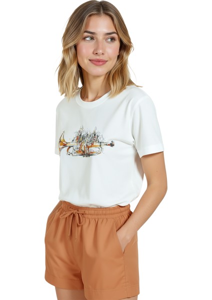 Kadın Beyaz Relaxed Fit %100 Pamuk Tişört – Trompet & Şehir Silueti Baskılı fiyatları