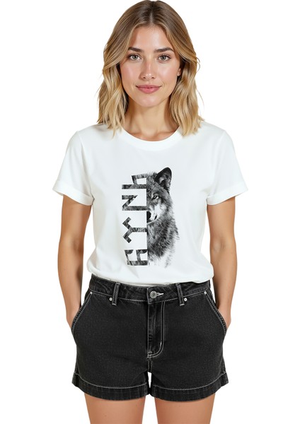 Kadın Beyaz Relaxed Fit %100 Pamuk Tişört – Göktürkçe Türk Yazısı ve Bozkurt Kurt Baskılı