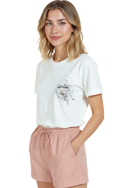 Kadın Beyaz Relaxed Fit %100 Pamuk Tişört – Tek Çizgi Yüz Minyatür Baskılı fırsatları