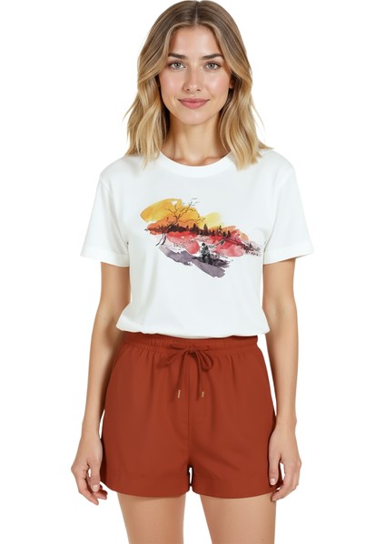 Kadın Beyaz Relaxed Fit %100 Pamuk Tişört – Gün Batımı Göl Manzarası Baskılı
