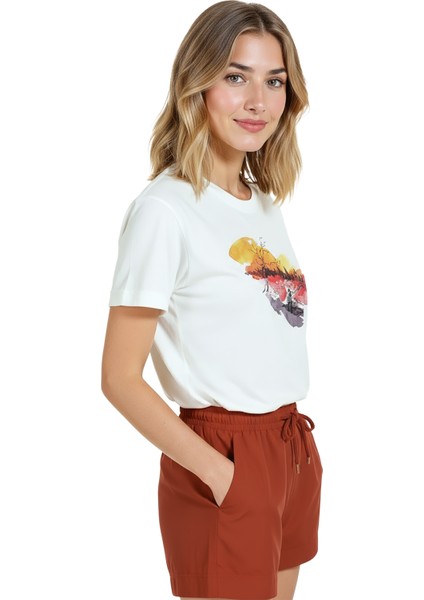 Kadın Beyaz Relaxed Fit %100 Pamuk Tişört – Gün Batımı Göl Manzarası Baskılı fırsatları