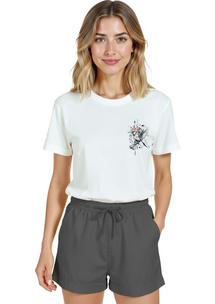 Kadın Beyaz Relaxed Fit %100 Pamuk Tişört – Kırmızı Taclı Serçe Doodle Baskılı